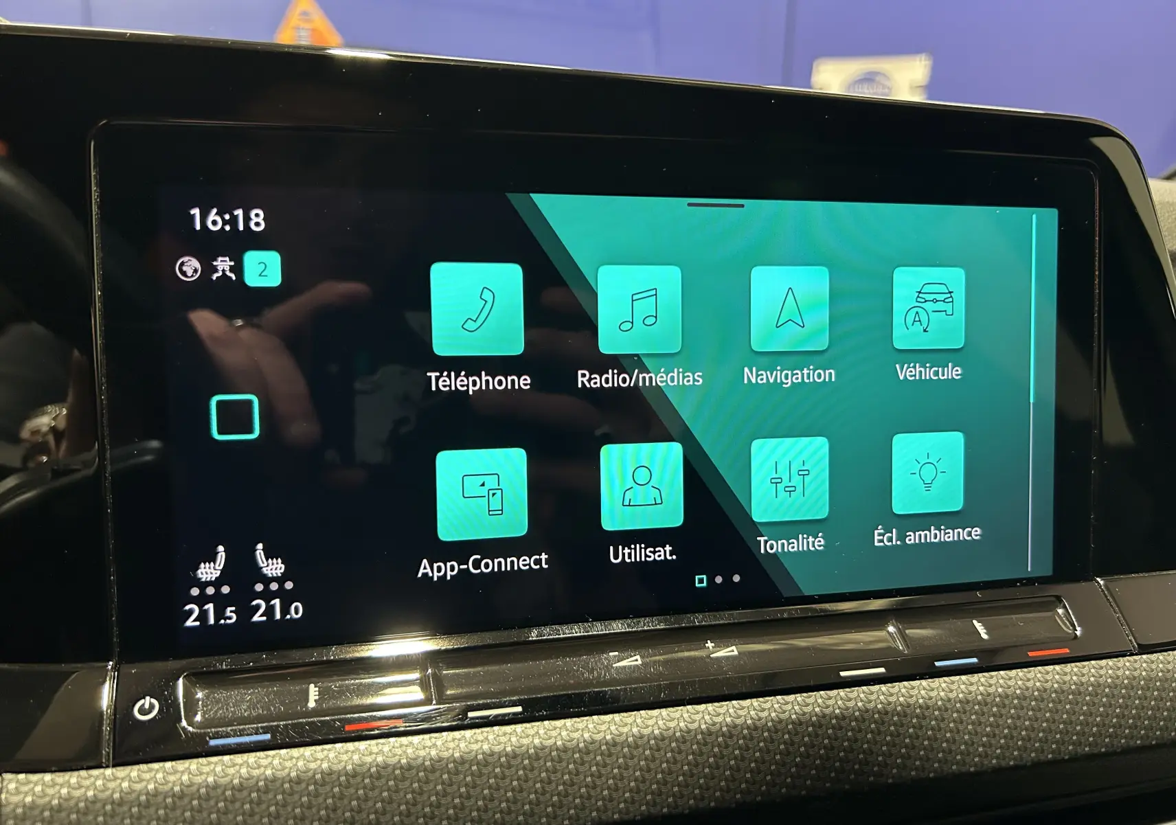 Écran tactile central de la Volkswagen Golf VIII eTSI 150CH R-Line, affichant le menu principal avec options connectées.