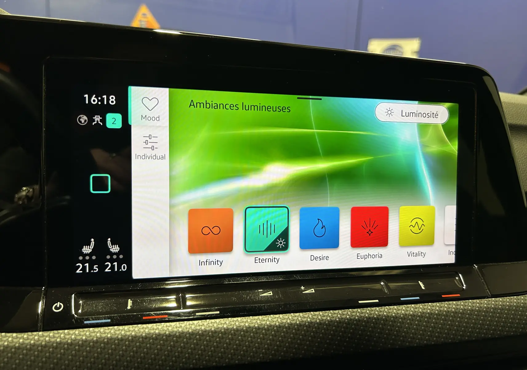 Écran tactile central de la Volkswagen Golf VIII eTSI 150CH R-Line, affichant les ambiances lumineuses avec interface colorée.