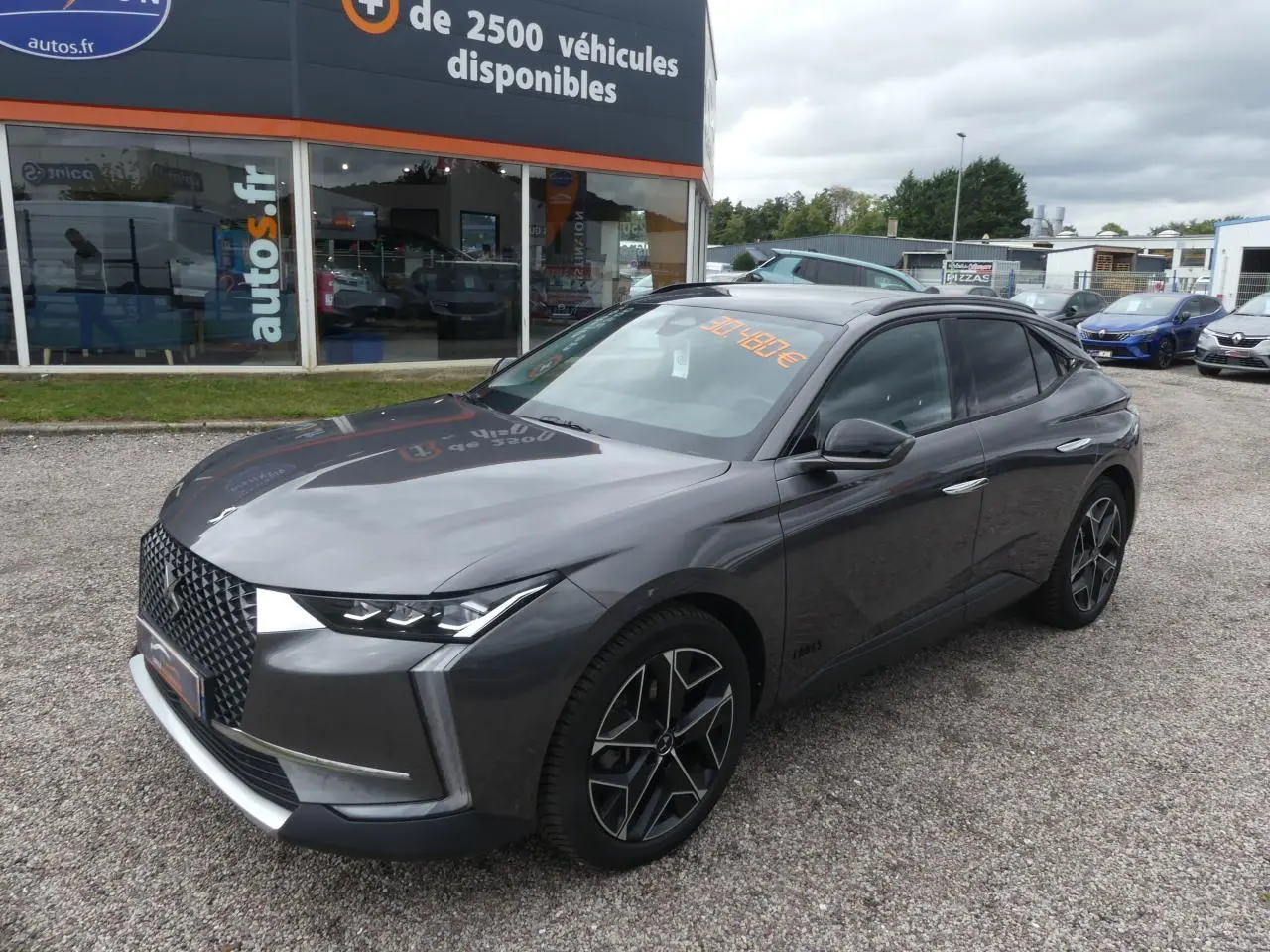 DS4 Cross Rivoli gris métallisé vue 3/4 avant droit avec calandre DS Wings chromée et jantes alliage 19 pouces.