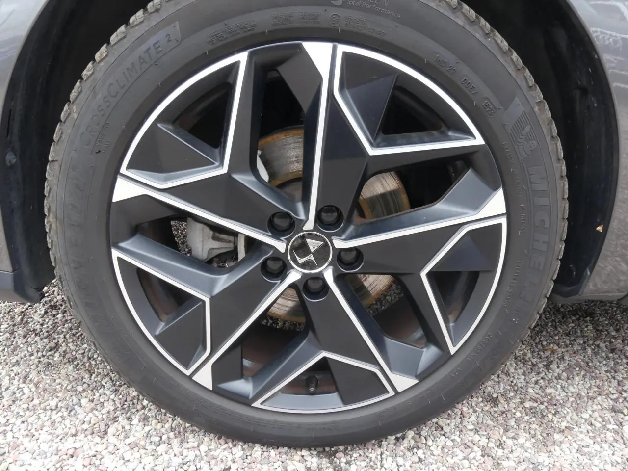 Gros plan sur la jante alliage 19'' Sevilla noir et argent du DS4 gris métallisé côté gauche.