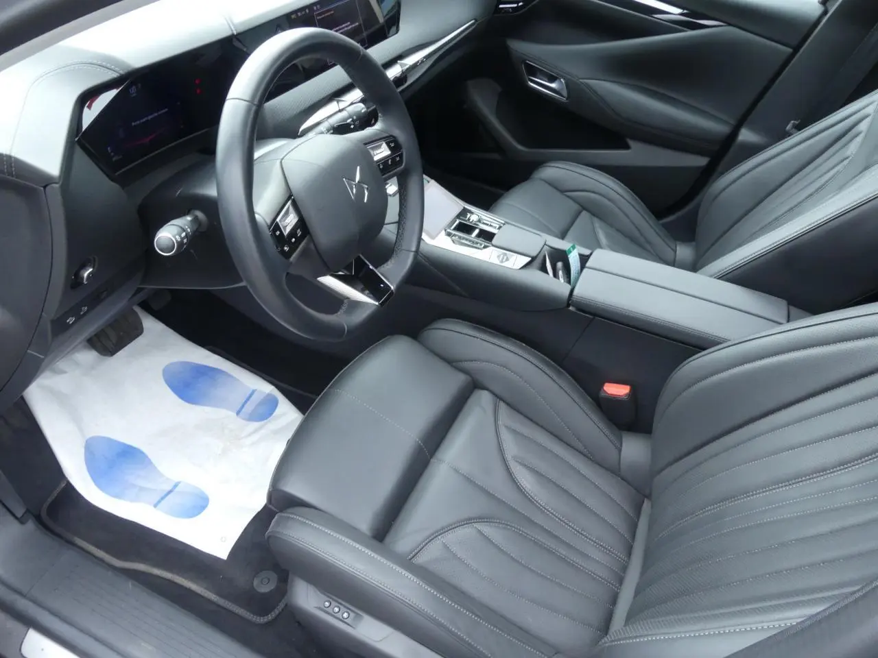 Vue intérieure côté conducteur du DS4 2024 avec sièges en cuir noir et tableau de bord moderne intégrant écran tactile.