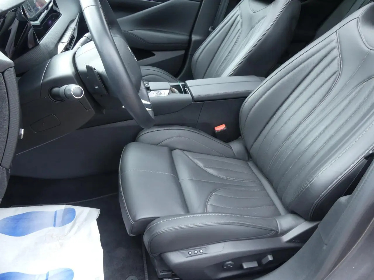 Siège conducteur en cuir noir avec réglages électriques et appuie-tête ajustable dans l'habitacle du DS4 Cross Rivoli 2024.