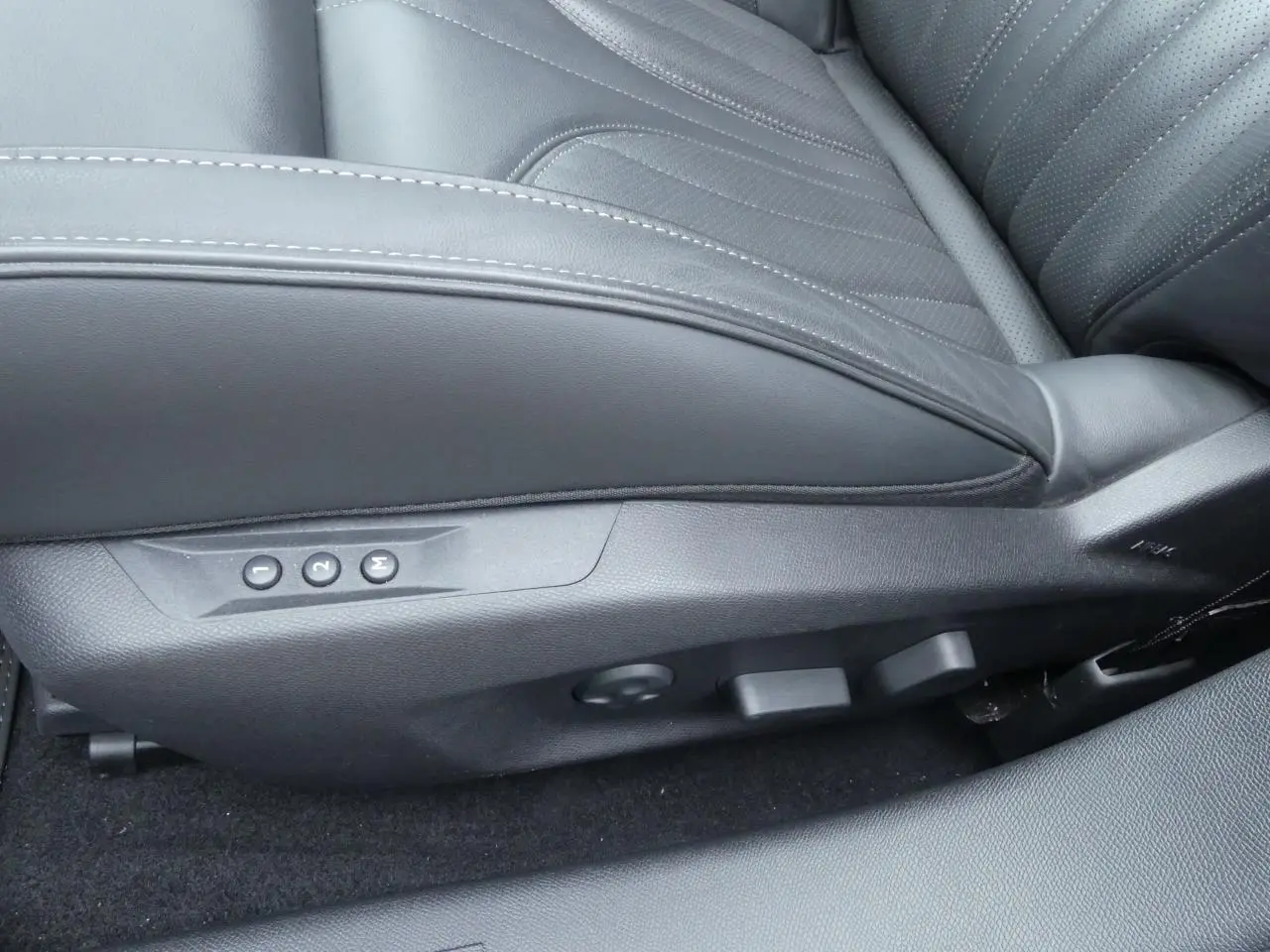 Détail du siège conducteur en cuir noir avec commandes électriques de mémoire sur DS4 Cross Rivoli 2024