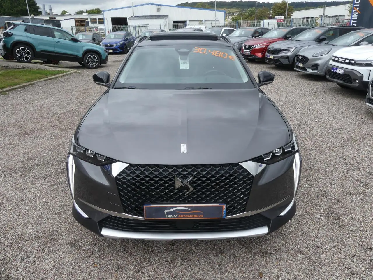 Vue avant d'une DS4 gris métallisé avec calandre DS Wings noire et feux LED verticaux distinctifs.
