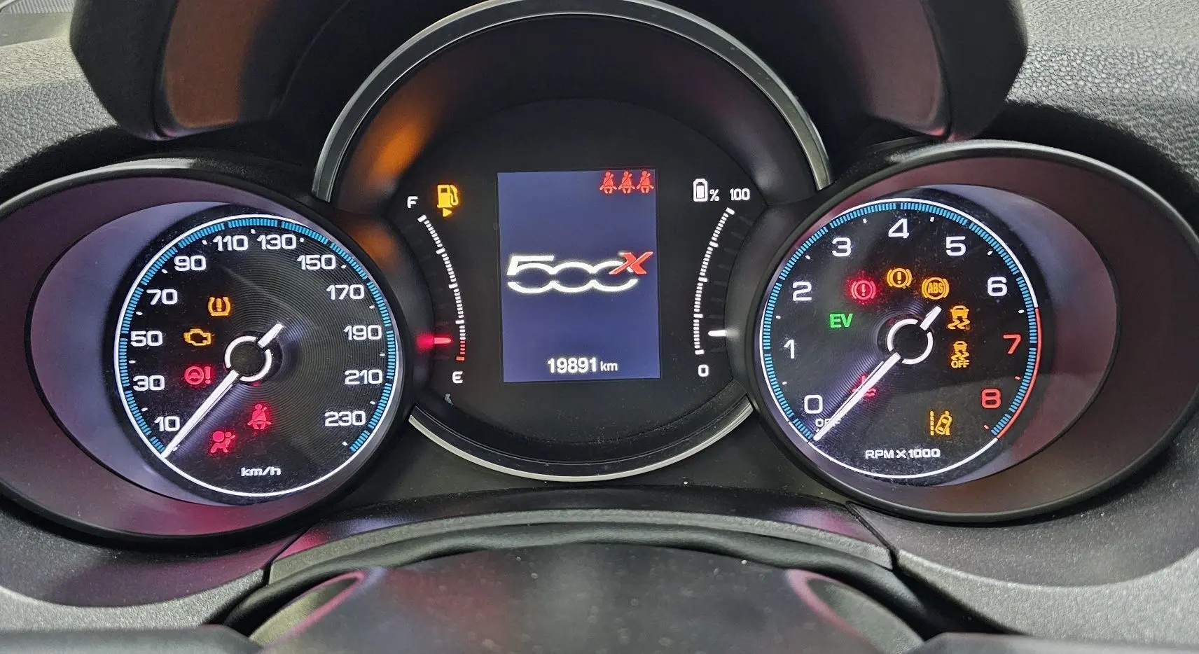Tableau de bord de FIAT 500X 2024 affichant le compteur, compte-tours et écran central avec logo et kilométrage.