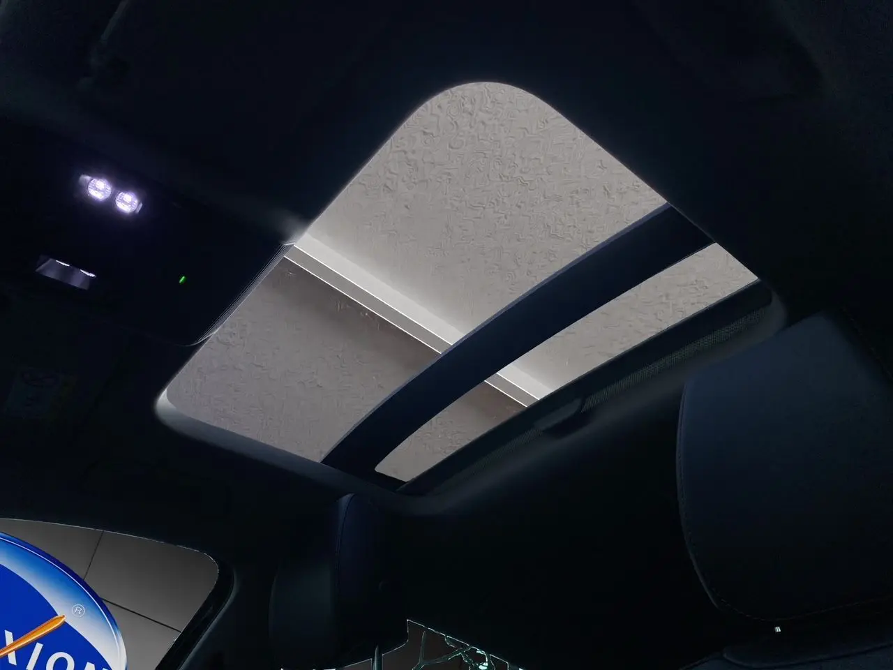 Vue intérieure du toit ouvrant panoramique de la CUPRA Leon noire 2023, avec éclairage intérieur et partie des sièges visibles.