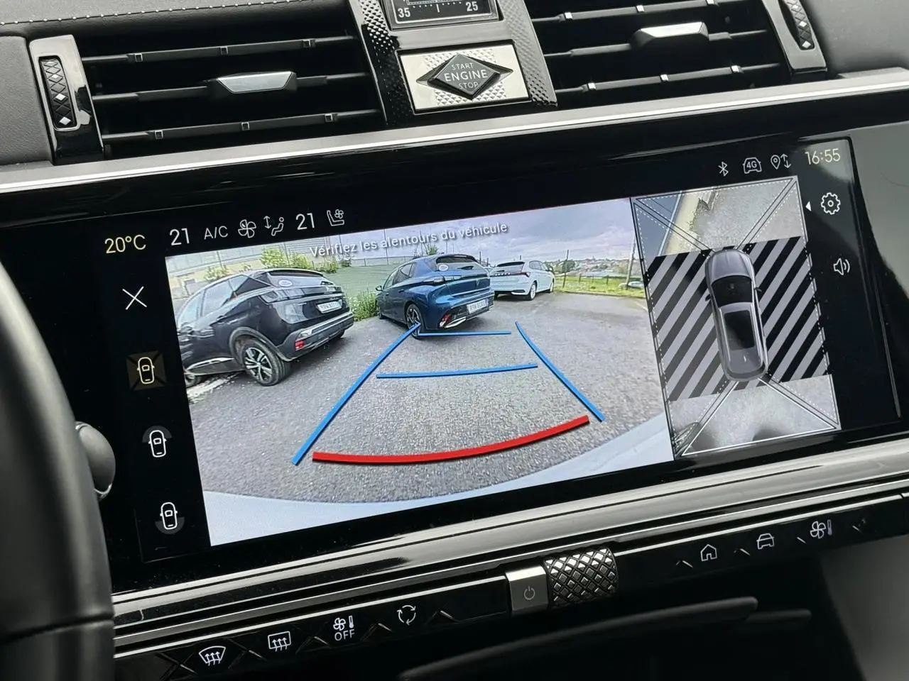 Vue intérieure sur l’écran tactile affichant la caméra de recul et la vision 360° du DS7 Cristal Pearl en stationnement.