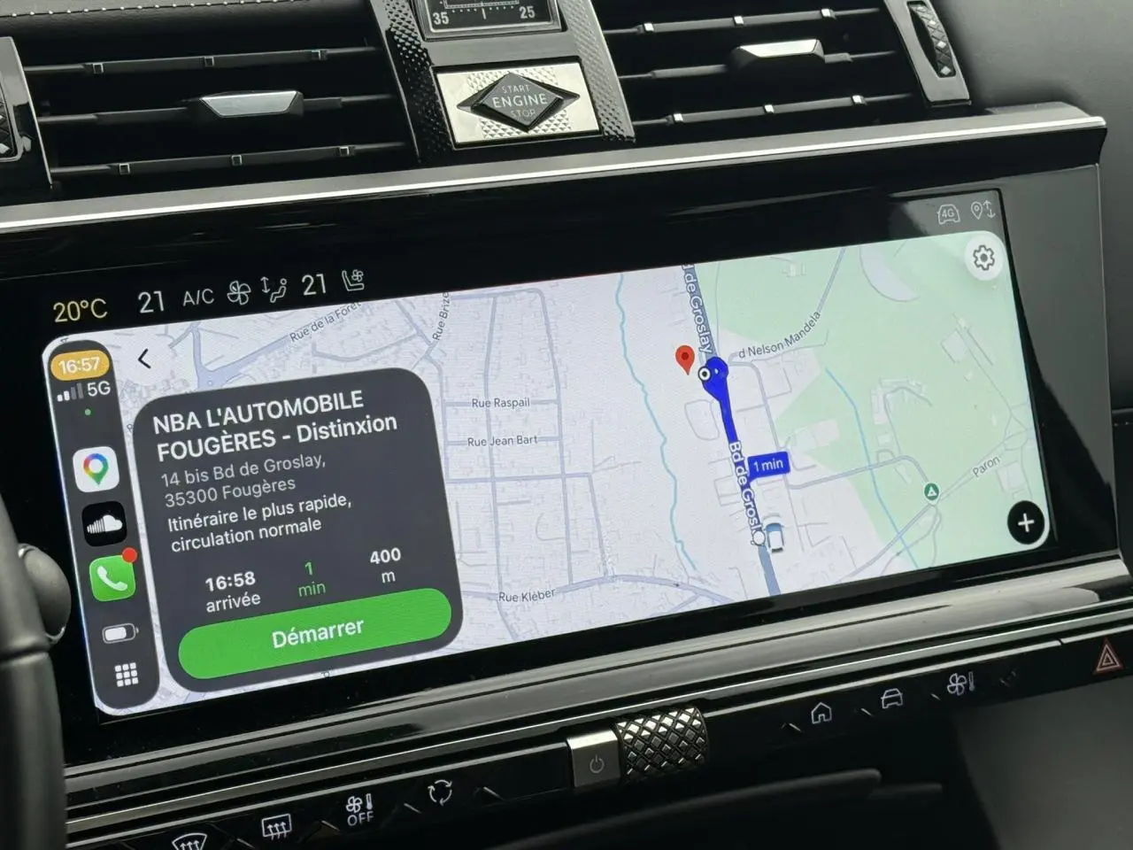 Écran tactile 12,3" du DS7 2025 affichant la navigation avec interface Apple CarPlay, console noire brillante.
