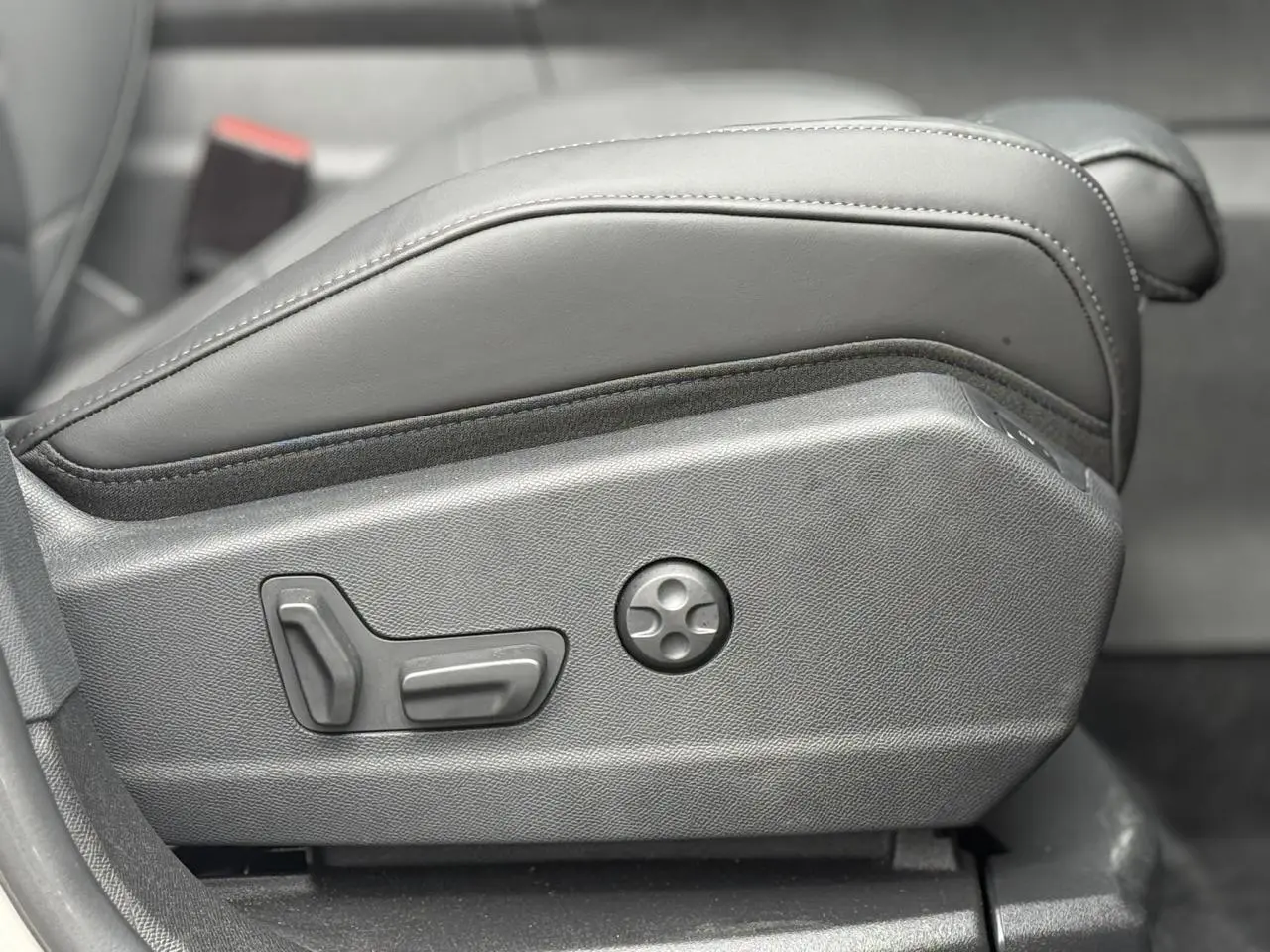 Détail des commandes de réglage électrique du siège avant en cuir noir du DS7 Cristal Pearl 2025.