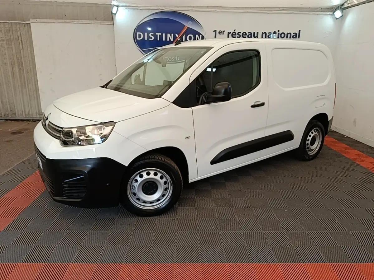 Vue 3/4 avant droite d'un utilitaire Citroën Berlingo blanc avec pare-chocs noir et jantes acier simples.