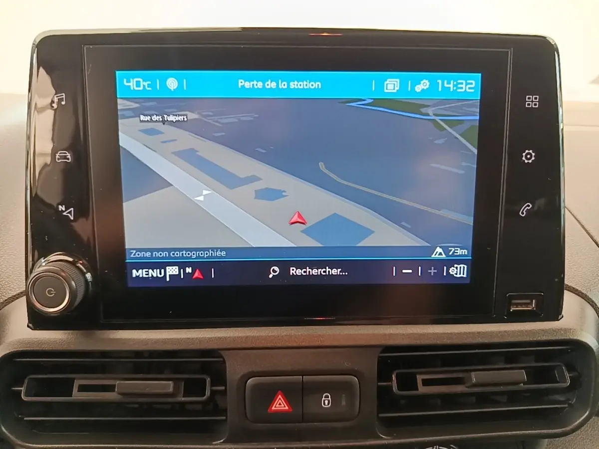Écran tactile central du tableau de bord du Citroën Berlingo blanc, affichant la navigation GPS en intérieur.