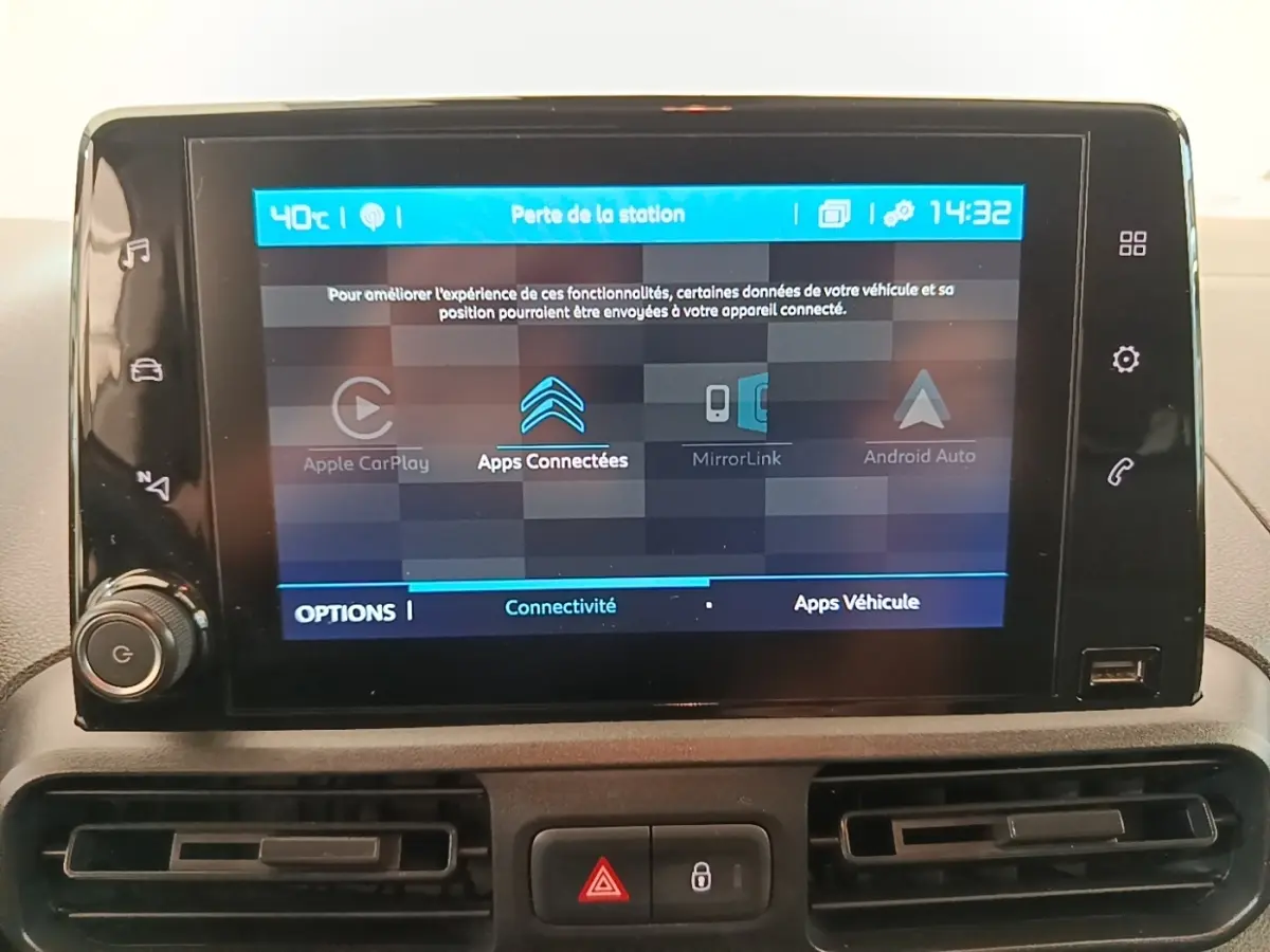Écran tactile central du tableau de bord du Citroën Berlingo blanc, affichant les options Apple CarPlay et Android Auto.