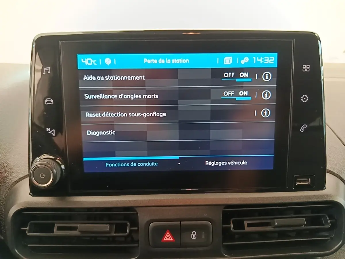 Écran tactile central du tableau de bord du Citroën Berlingo 2021 affichant les réglages d'aide à la conduite.