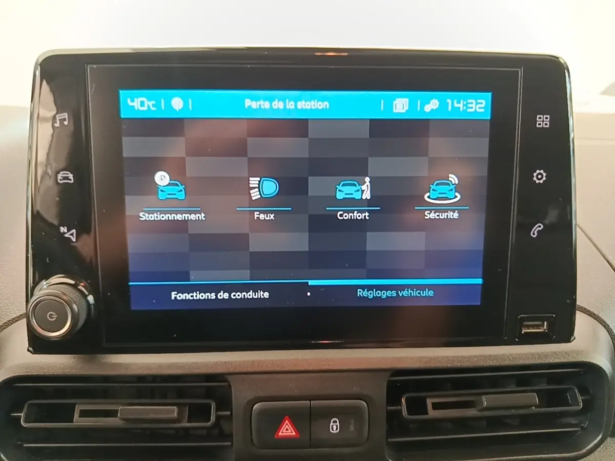 Écran tactile central du tableau de bord du Citroën Berlingo blanc, affichant les réglages de conduite.
