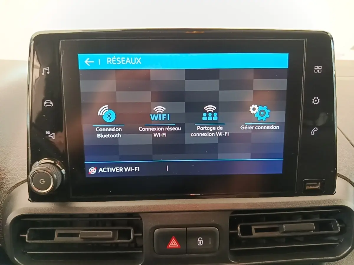 Écran tactile central affichant les options réseau du système multimédia du Citroën Berlingo blanc, vue intérieure.