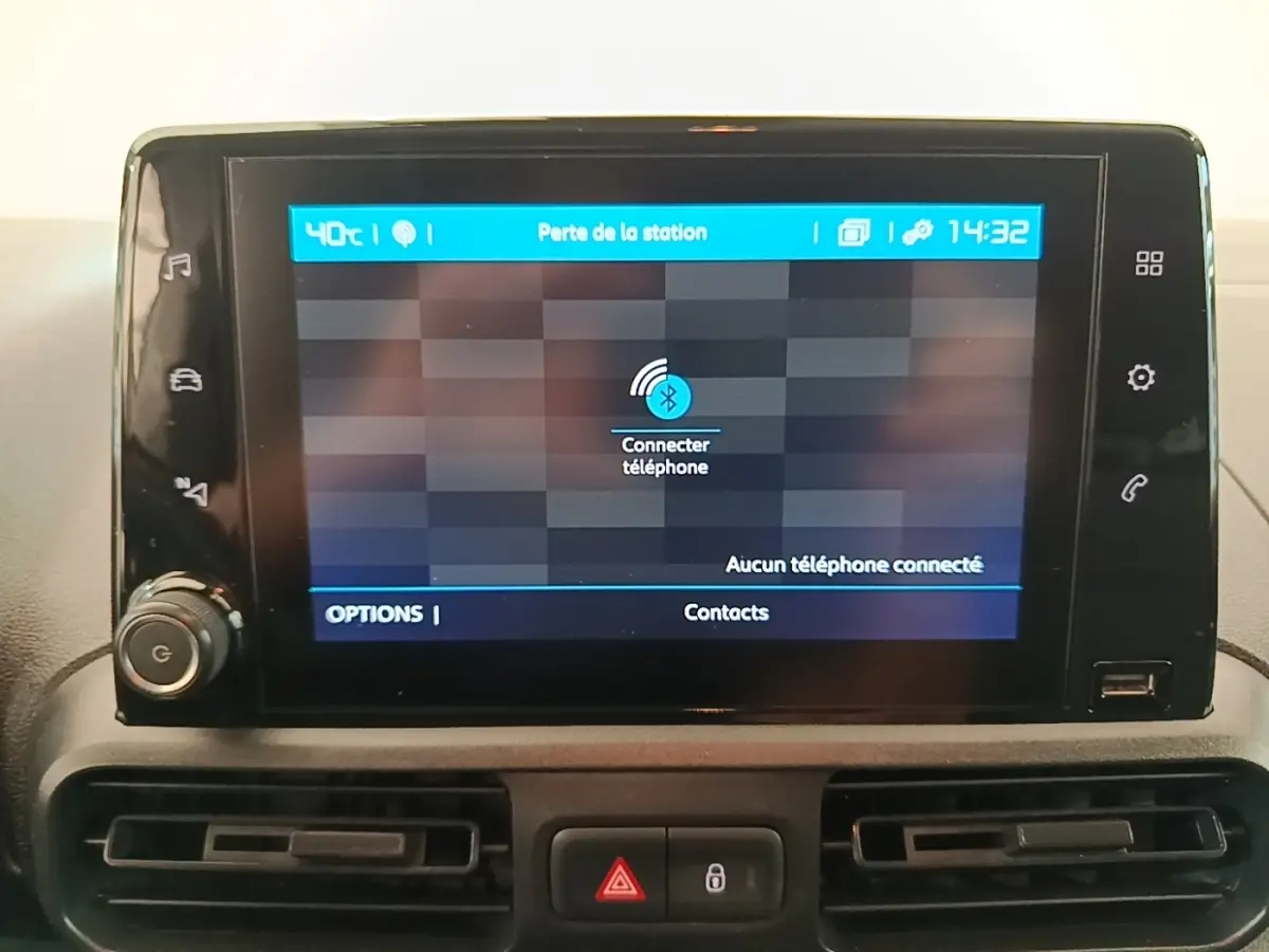 Écran tactile central de 8 pouces du Citroën Berlingo blanc, affichant la connexion Bluetooth au téléphone.