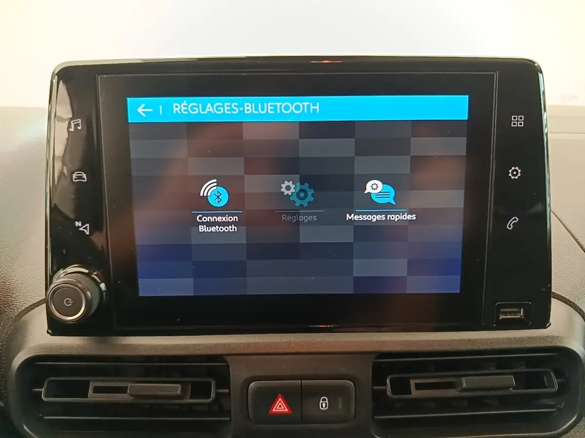 Écran tactile central affichant les réglages Bluetooth dans l’habitacle du Citroën Berlingo 2021.