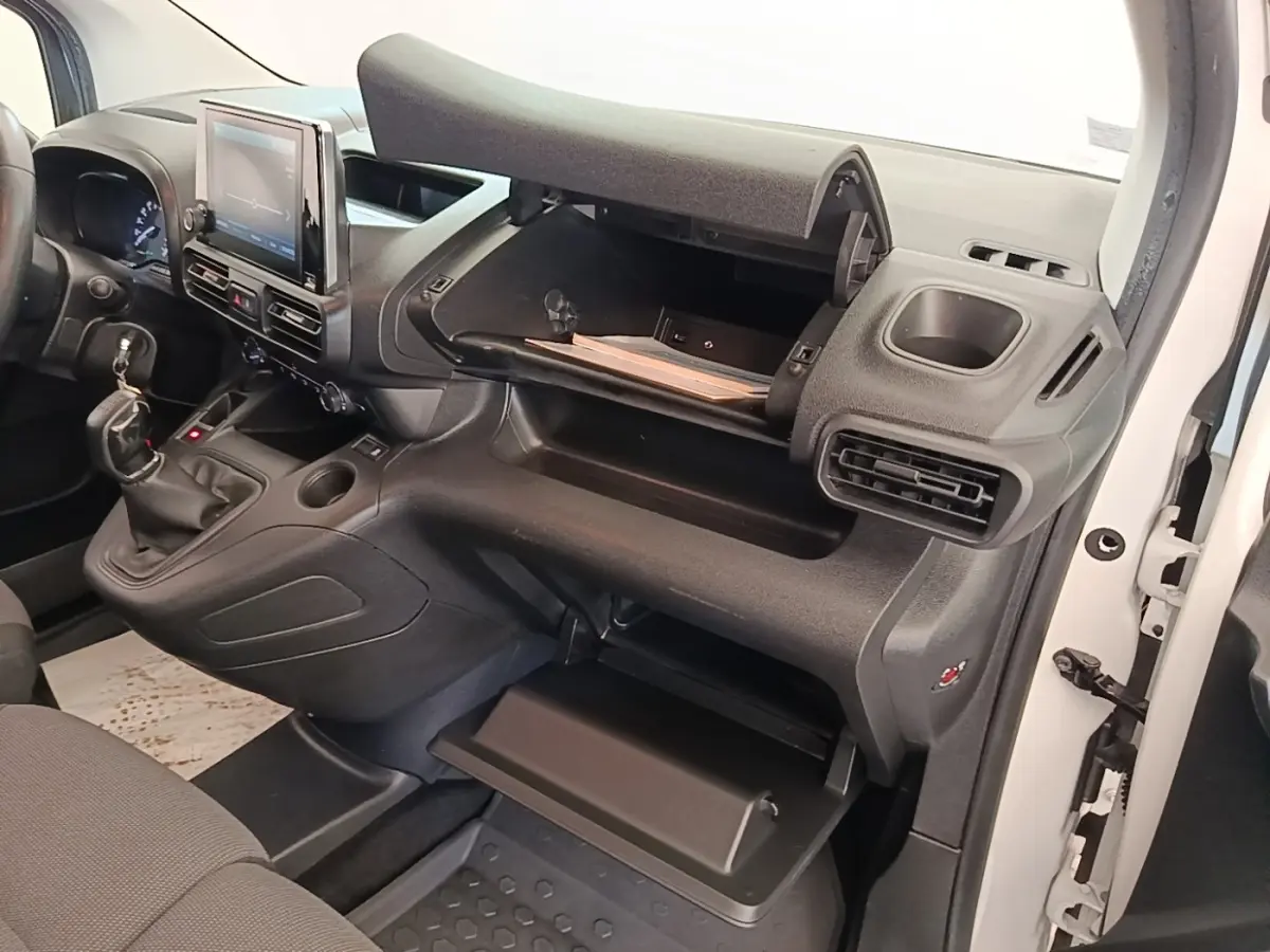 Vue intérieure côté passager du Citroën Berlingo blanc 2021, avec tableau de bord et rangements ouverts.