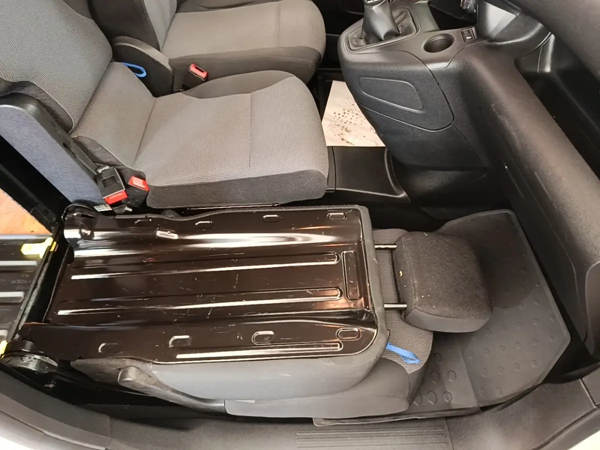 Vue intérieure côté passager du Citroën Berlingo 2021, siège avant droit replié montrant la structure métallique.