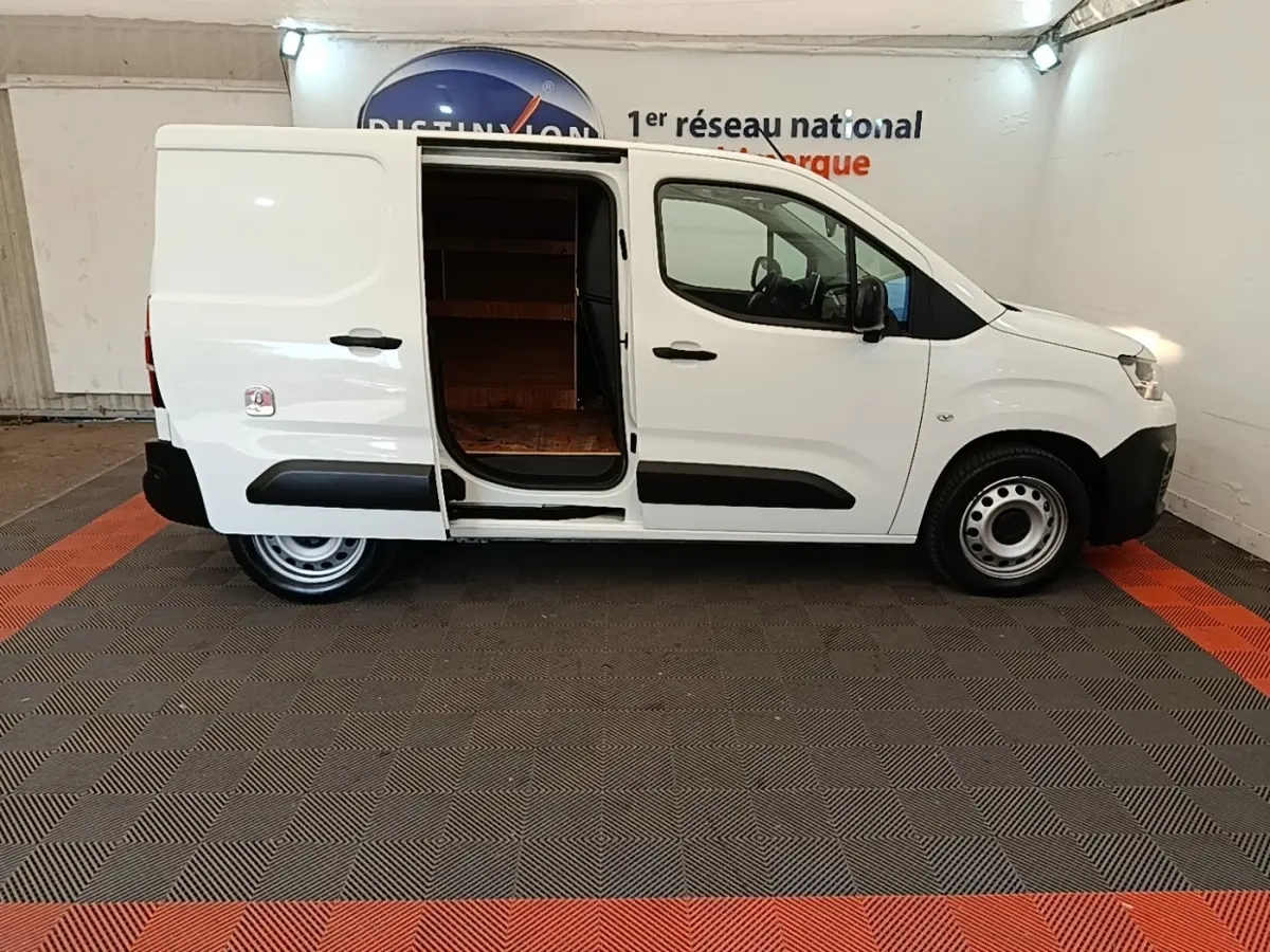 Vue latérale droite d’un Citroën Berlingo blanc 2021 avec porte coulissante ouverte montrant l’intérieur utilitaire.