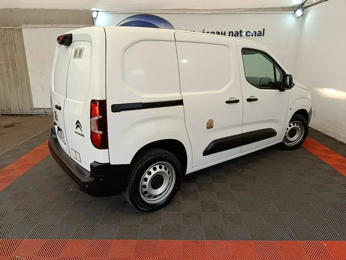 Vue 3/4 arrière droite d’un utilitaire Citroën Berlingo blanc avec portes latérales pleines et jantes acier.