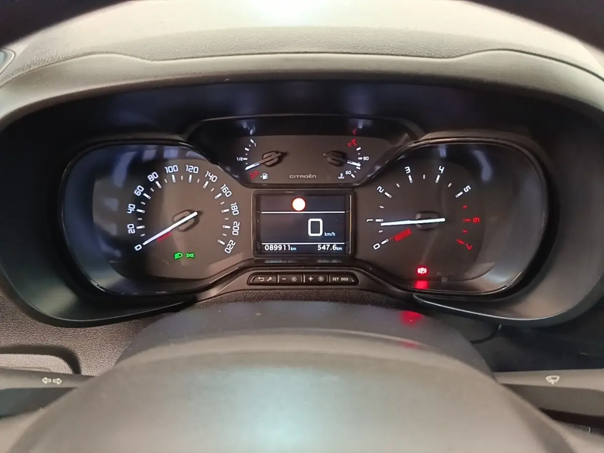 Vue rapprochée du tableau de bord du Citroën Berlingo 2021 avec compteur digital et indicateurs analogiques noirs.