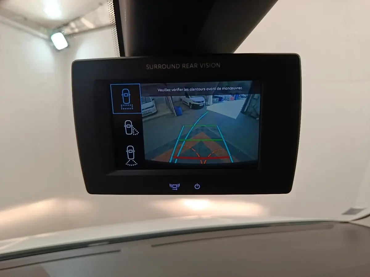Écran tactile intérieur montrant la caméra de recul du Citroën Berlingo blanc en stationnement.