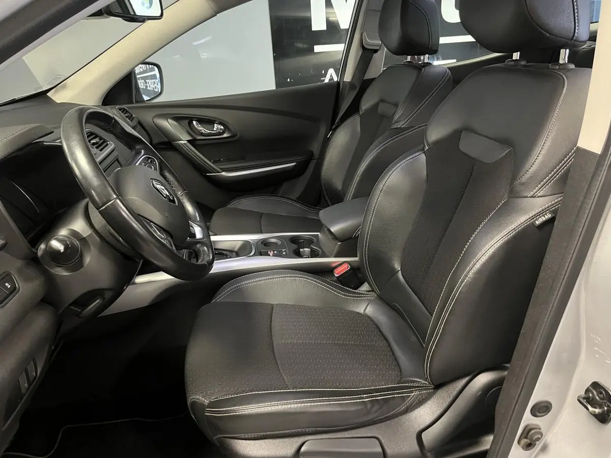 Intérieur avant du Renault Kadjar 2017, sièges noir titane en similicuir et tissu, volant cuir Nappa visible côté conducteur.