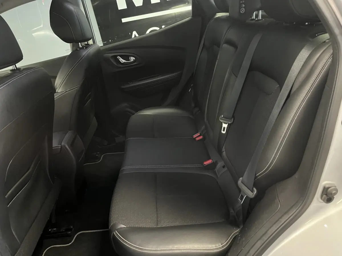 Vue intérieure côté droit des sièges arrière noirs en similicuir et tissu du Renault Kadjar gris de 2017.