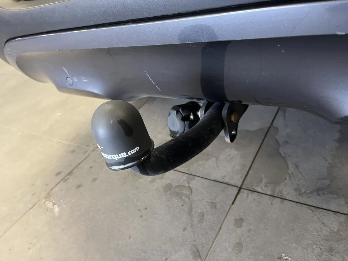 Gros plan sur l'attelage fixe arrière noir du Renault Kadjar gris, visible sous le pare-chocs arrière.