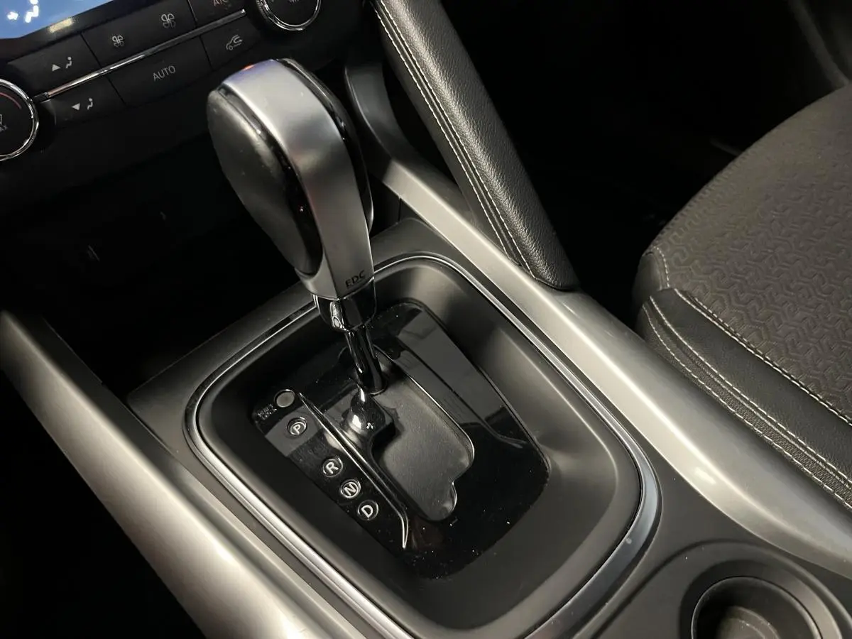 Levier de vitesses automatique EDC en gros plan dans l'habitacle gris et noir du Renault Kadjar 2017 Intens.