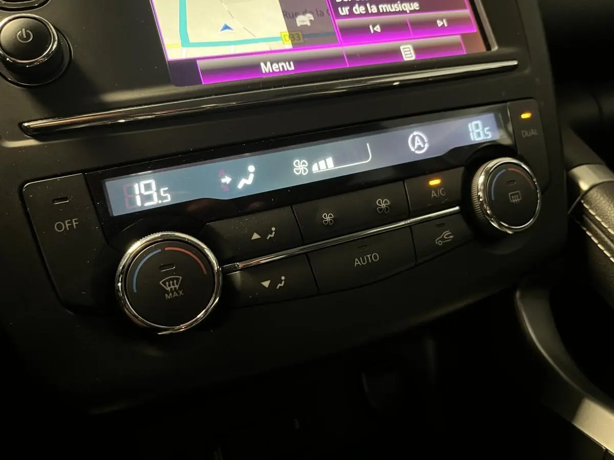 Détail de la console centrale du Renault Kadjar gris 2017, montrant la climatisation automatique bi-zone et l'écran tactile.