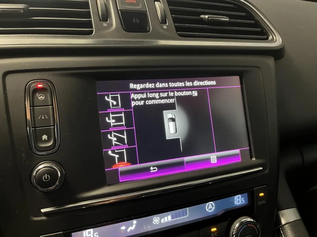 Affichage central du tableau de bord du Renault Kadjar 2017 avec écran tactile montrant l'assistance au stationnement.