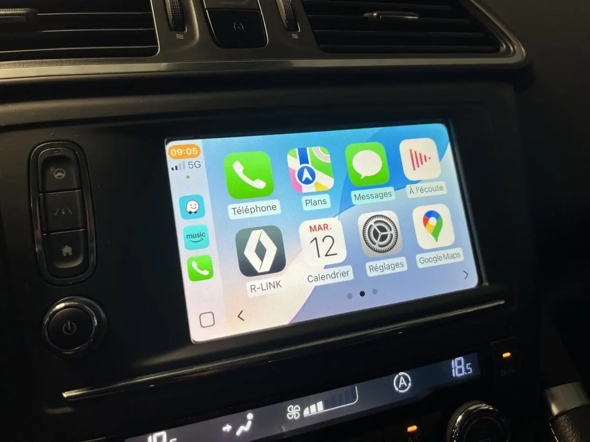 Écran tactile central du Renault Kadjar gris 2017 affichant l'interface R-Link et commandes climatisation.