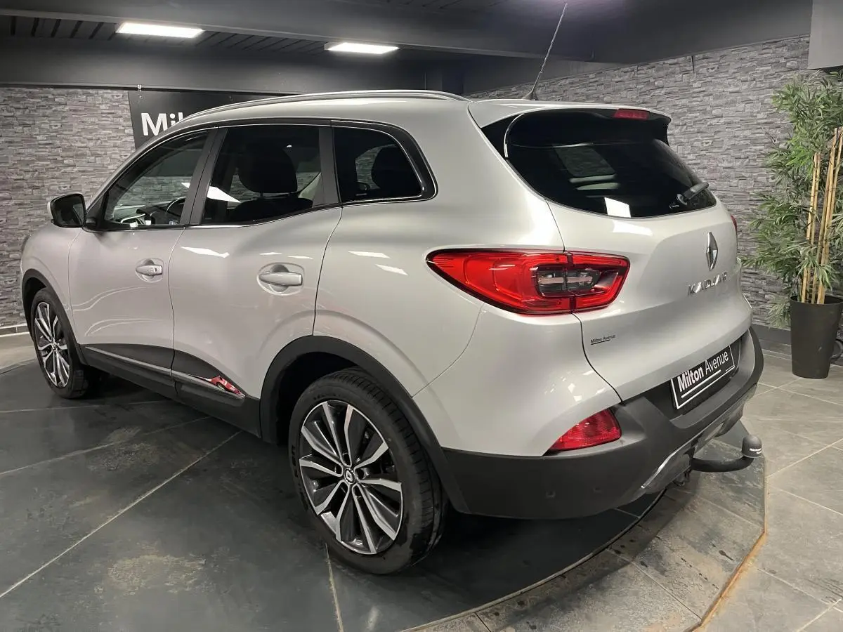 Renault Kadjar gris platine vu en 3/4 arrière droit avec attelage fixe et jantes alliage 19 pouces.