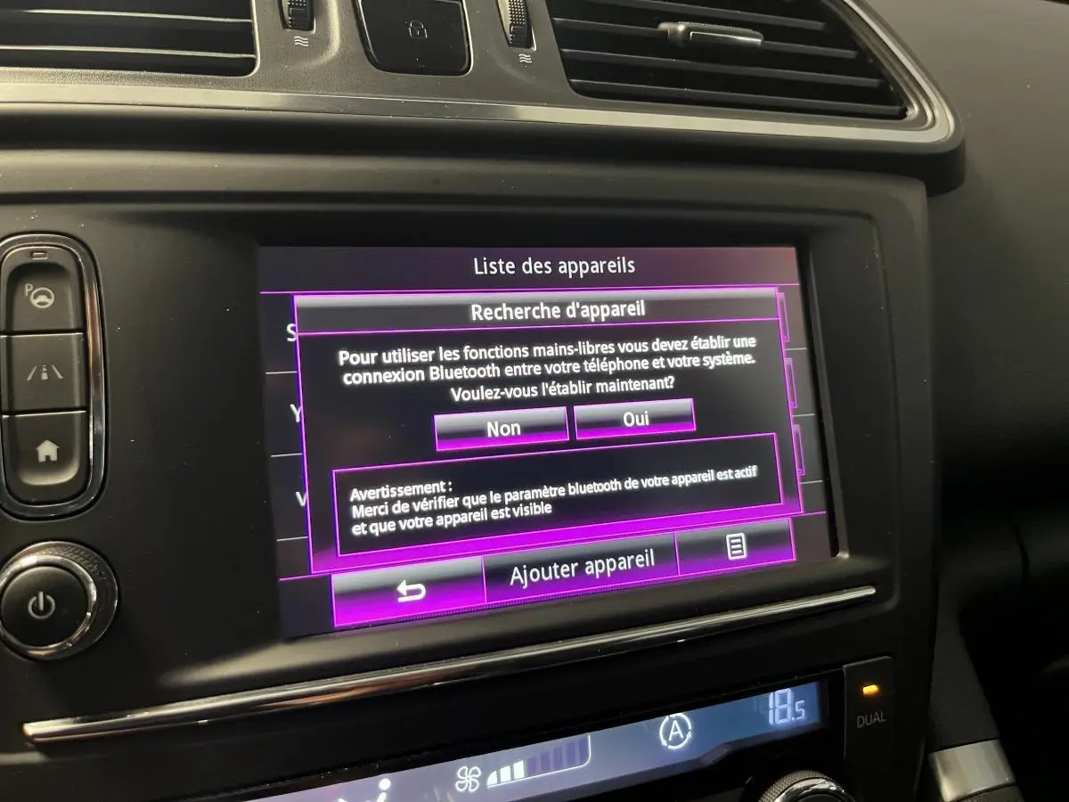 Écran tactile central du Renault Kadjar 2017 affichant le menu de connexion Bluetooth dans un intérieur noir.