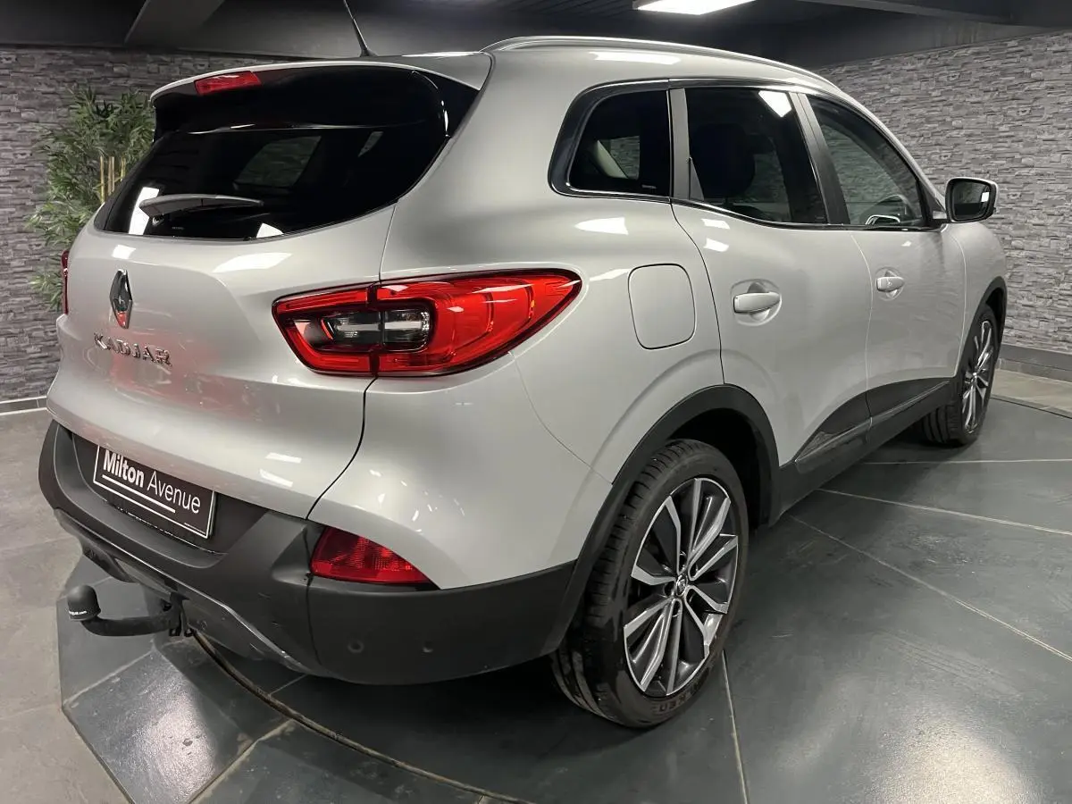 Vue 3/4 arrière droit d'un Renault Kadjar gris platine avec attelage fixe et jantes alliage 19 pouces.