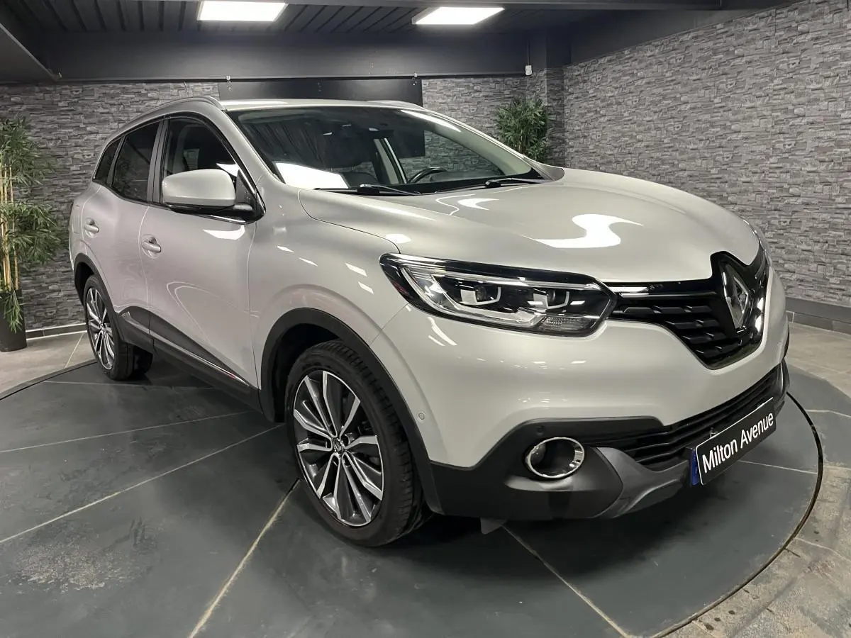 Renault Kadjar gris platine en 3/4 avant droit, avec jantes alliage 19 pouces et projecteurs Full LED Pure Vision.