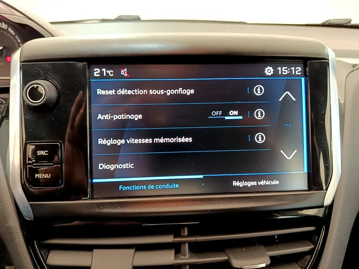 Écran tactile central affichant les réglages de conduite dans l'habitacle d'une Peugeot 208 blanche Puretech 82 Signature.