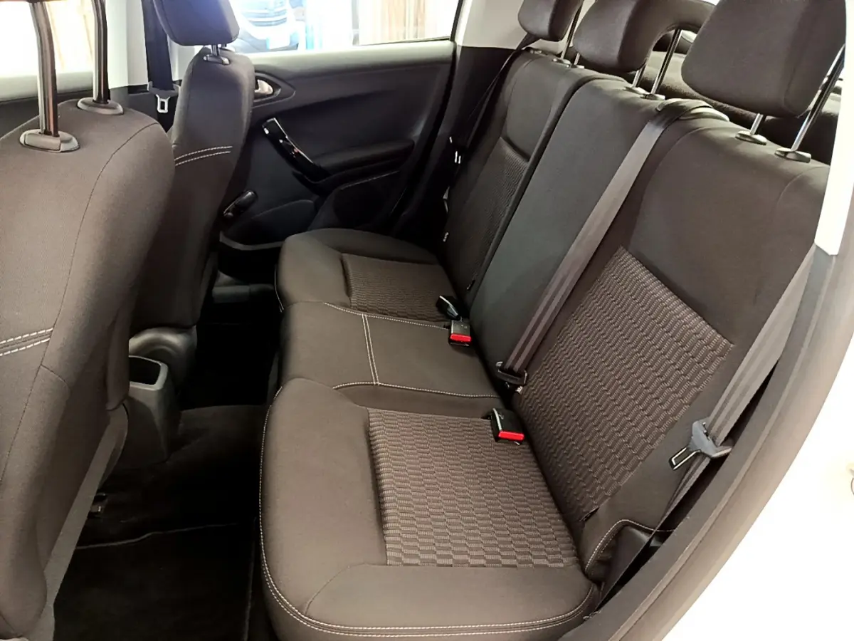 Vue intérieure côté droit sur la banquette arrière noire de la Peugeot 208 Puretech 82 Signature blanche de 2019.