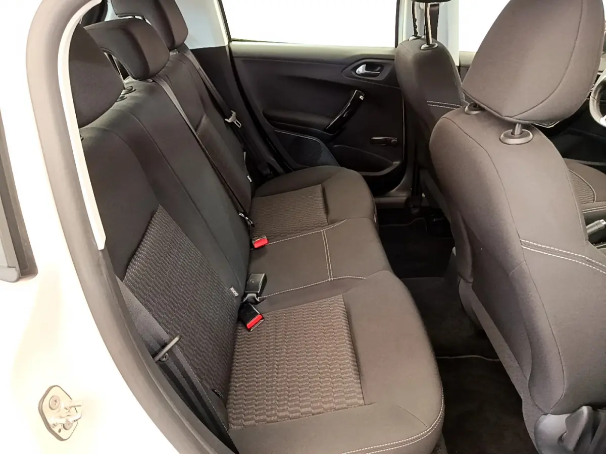 Vue intérieure côté gauche montrant la banquette arrière noire de la Peugeot 208 Puretech 82 Signature blanche de 2019.
