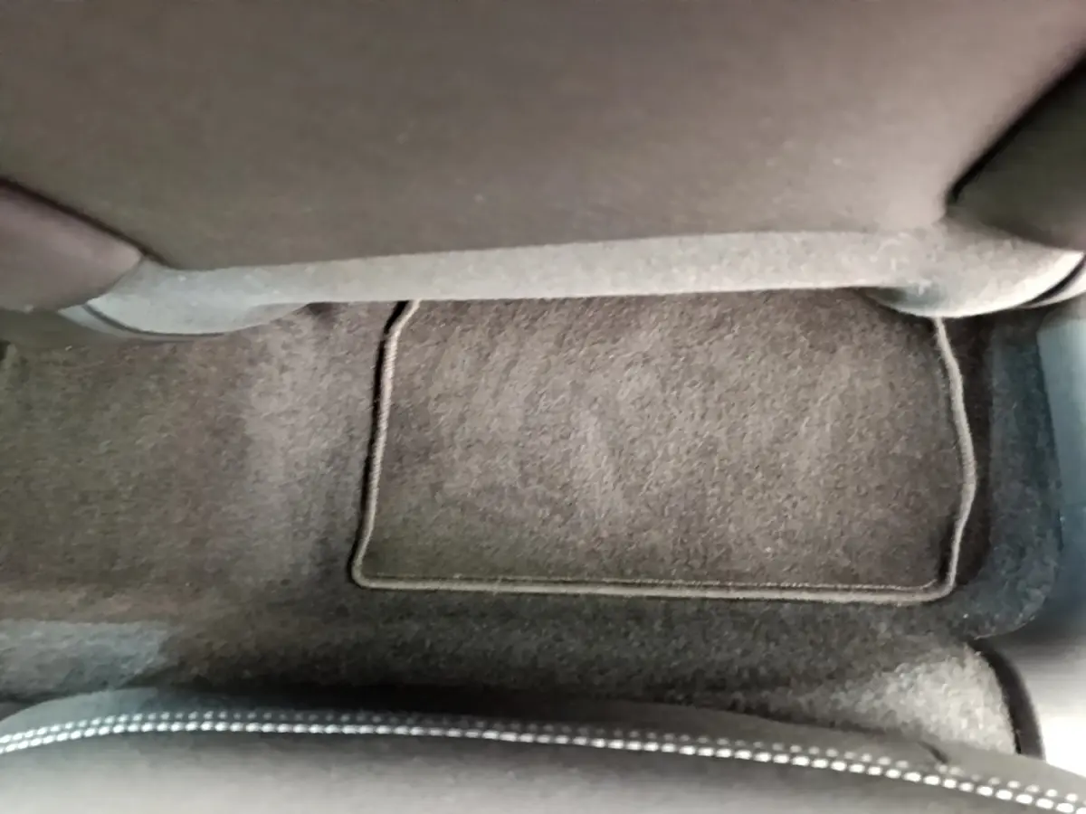 Vue rapprochée du tapis de sol côté passager arrière d'une Peugeot 208 blanche Puretech 82 Signature 2019.