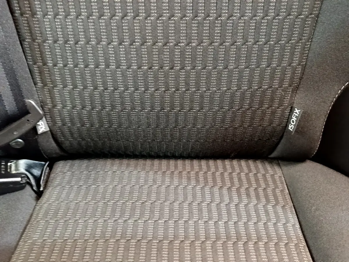 Gros plan sur la banquette arrière noire avec étiquette ISOFIX de la Peugeot 208 Puretech 82 Signature 2019