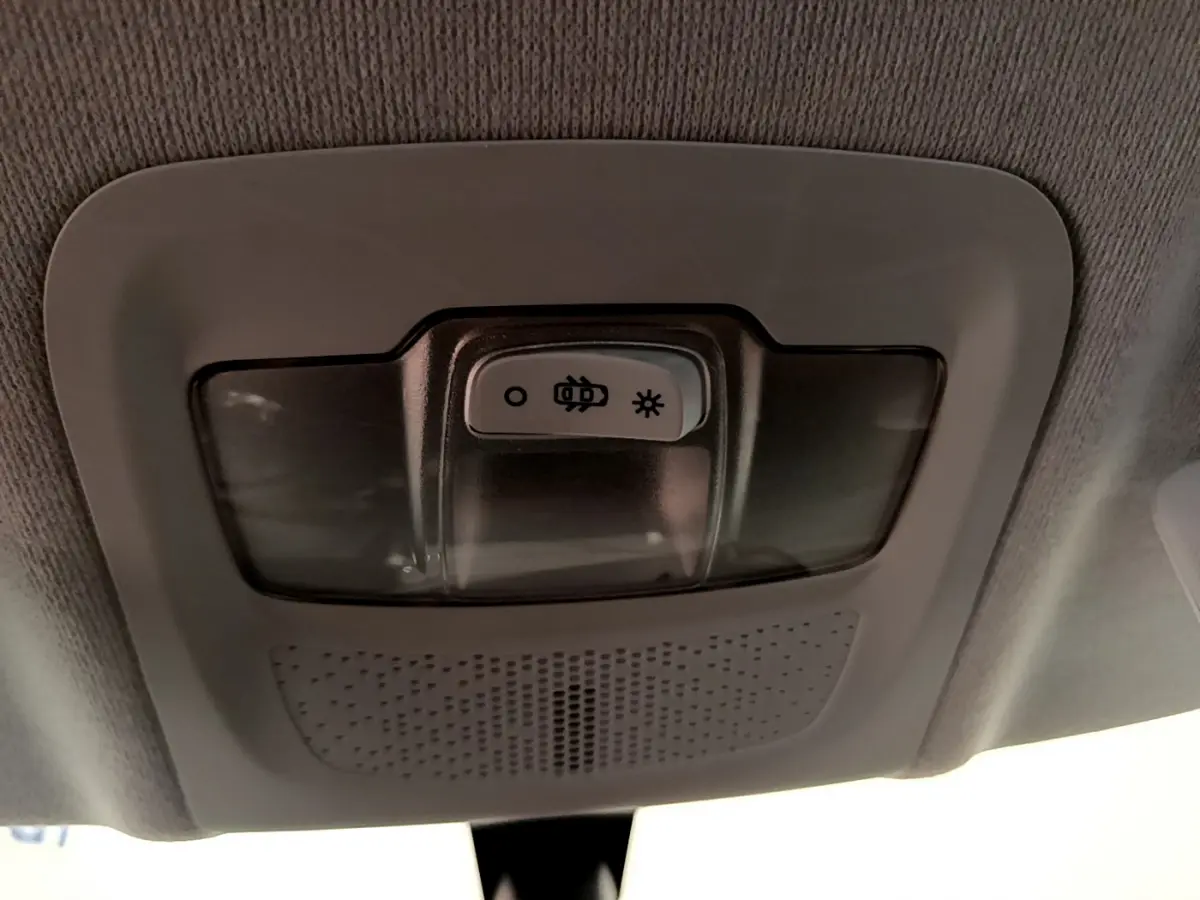 Gros plan sur le plafonnier intérieur gris avec interrupteur d'éclairage de la Peugeot 208 Puretech 82 Signature blanche de 2019.