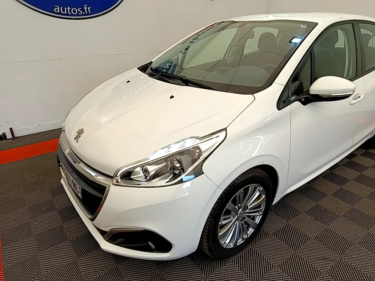 Peugeot 208 Puretech 82 Signature blanc vue 3/4 avant droit avec phares LED et jantes alliage chrome