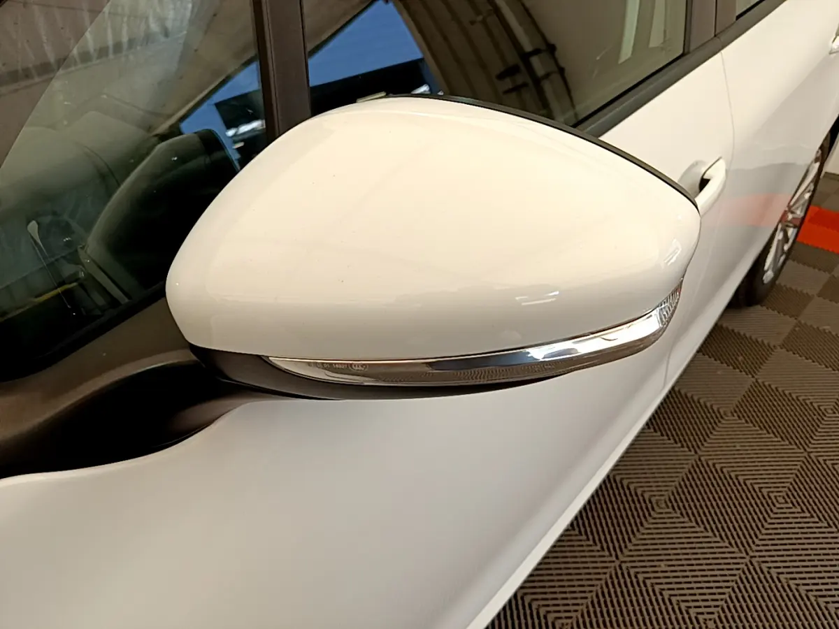 Rétroviseur blanc côté gauche de la Peugeot 208 Puretech 82 Signature 2019, vue rapprochée sur la portière.