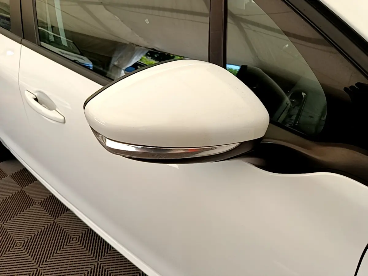 Rétroviseur droit blanc de Peugeot 208 Puretech 82 Signature 2019, vue rapprochée côté conducteur.