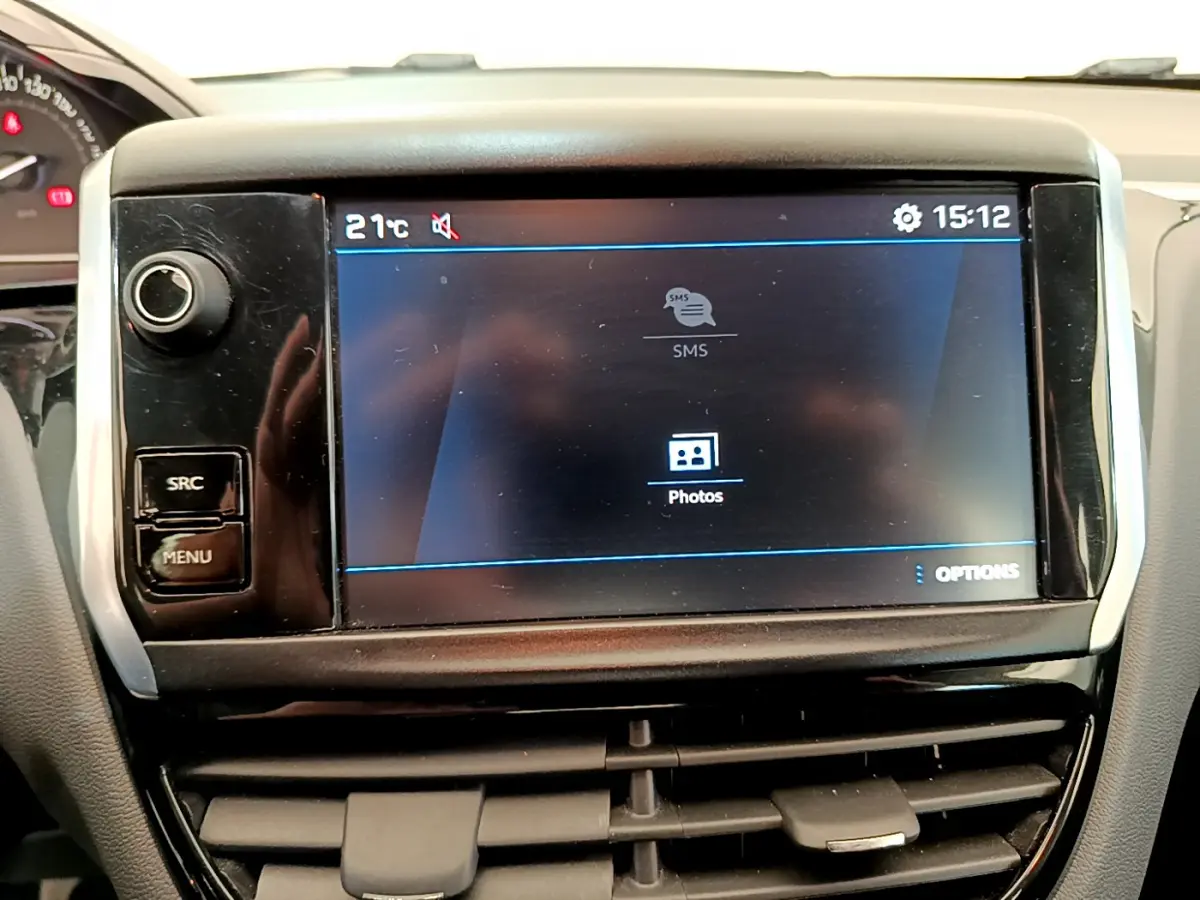 Écran tactile central noir du tableau de bord de la Peugeot 208 Puretech 82 Signature 2019.