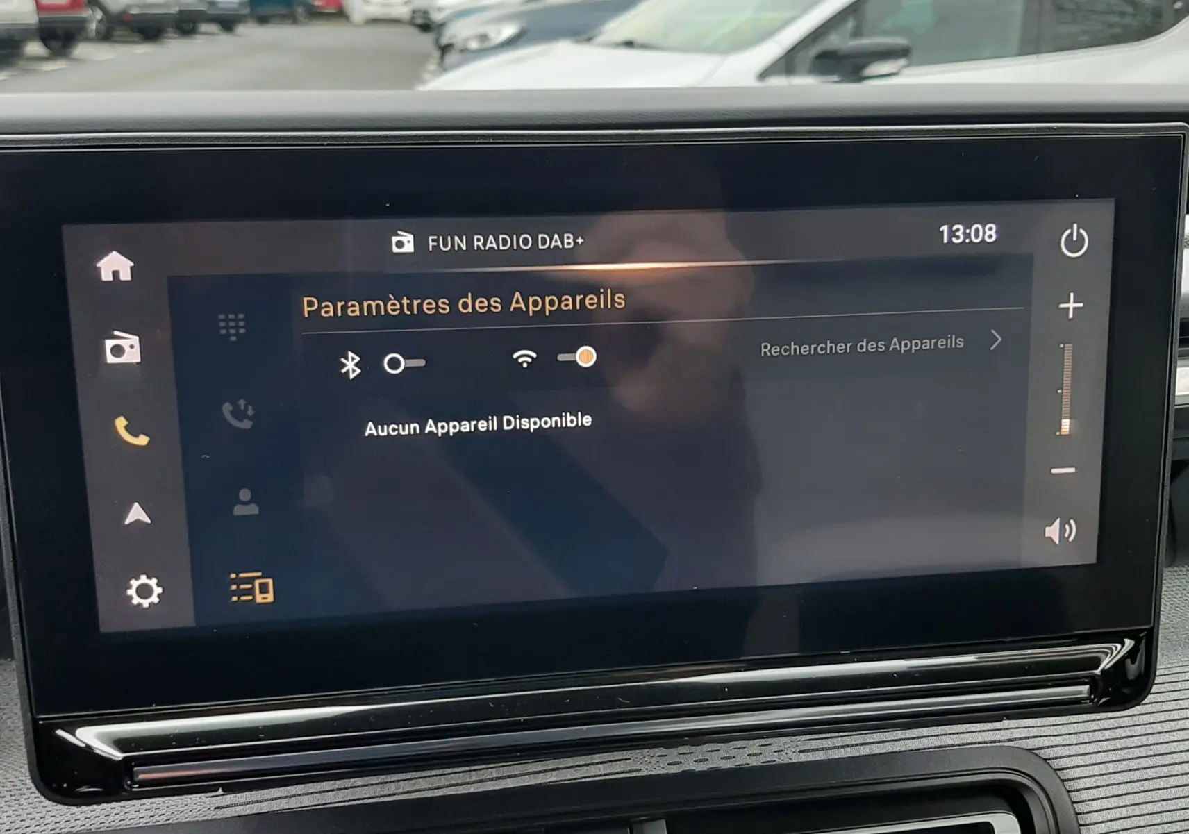 Écran tactile central du tableau de bord du Citroën C3 Aircross 2025, affichant les paramètres Bluetooth et Wi-Fi.