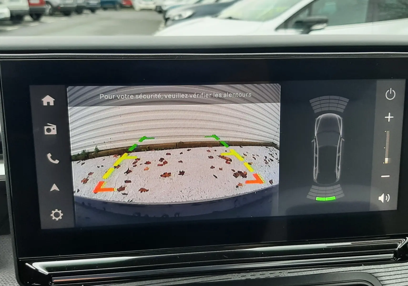 Écran intérieur de la Citroën C3 Aircross hybride 2025 montrant la caméra de recul avec guidage coloré et capteurs de proximité.
